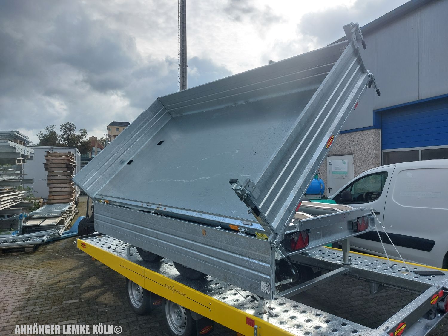 3500kg | 324 x 180 x 36,5 cm | Dreiseitenkipper | Elektro + Nothandpume | Stahlbordwände | Auffahrrampen Alu | Heckstützen | Böckmann-10