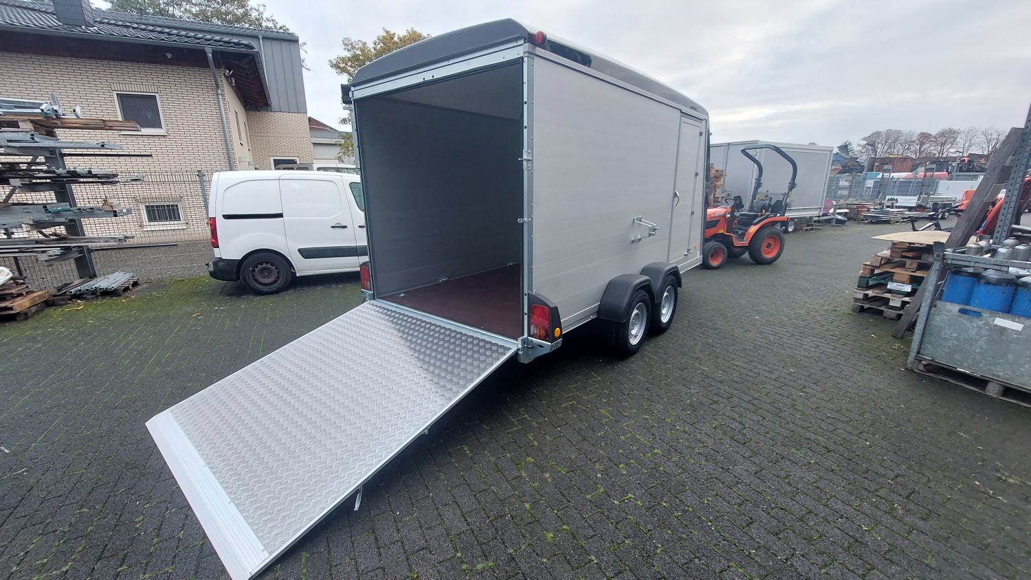 2700kg | 424 x 187 x 209 cm | Koffer ALU Polysterhaube | Seitentüre | Auffahrklappen- Türkombination | Böckmann