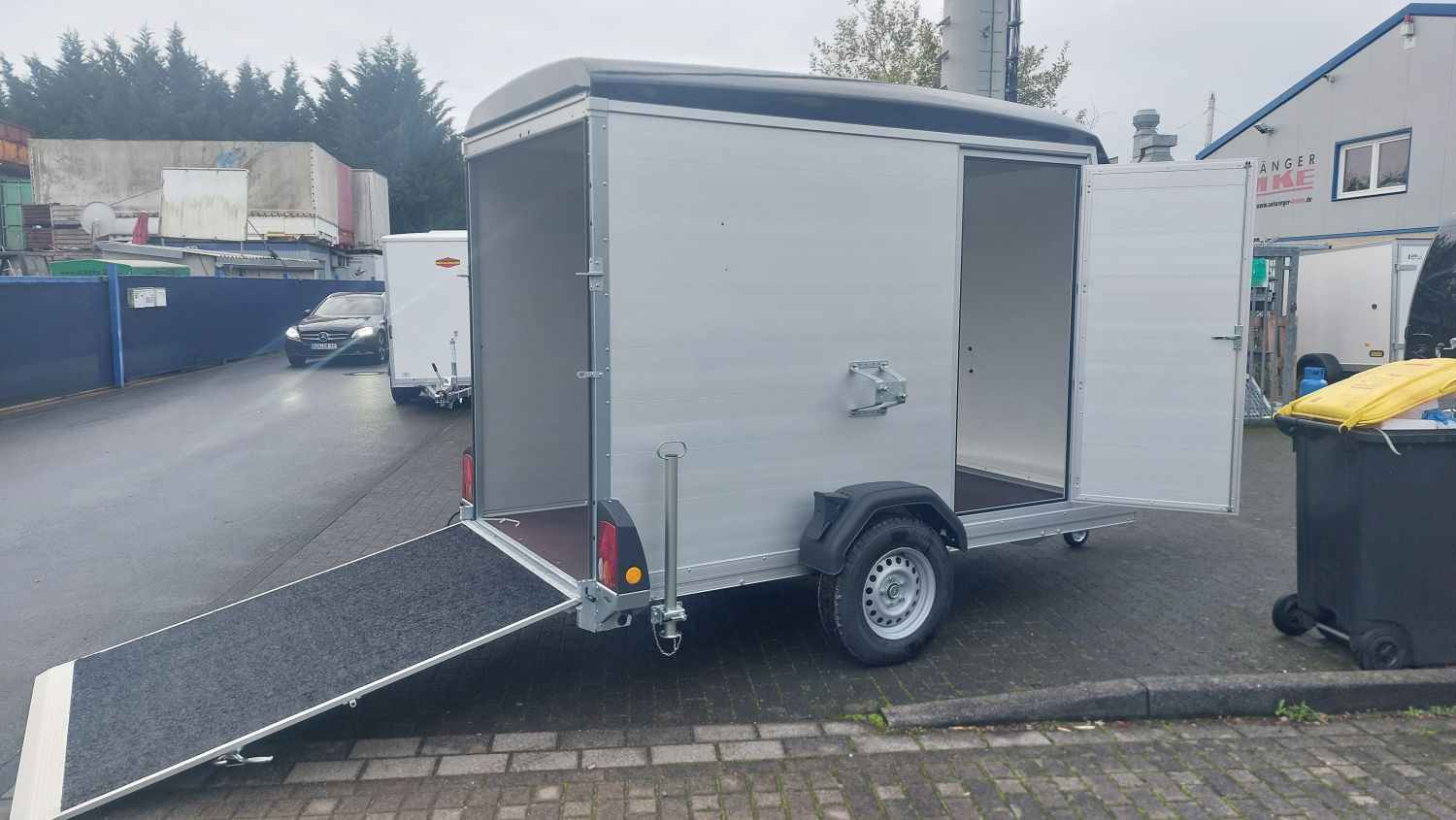 1500kg | 325 x 151 x 209 cm | Koffer ALU Polysterhaube | Seitentüre | Auffahrklappen- Türkombination | Böckmann