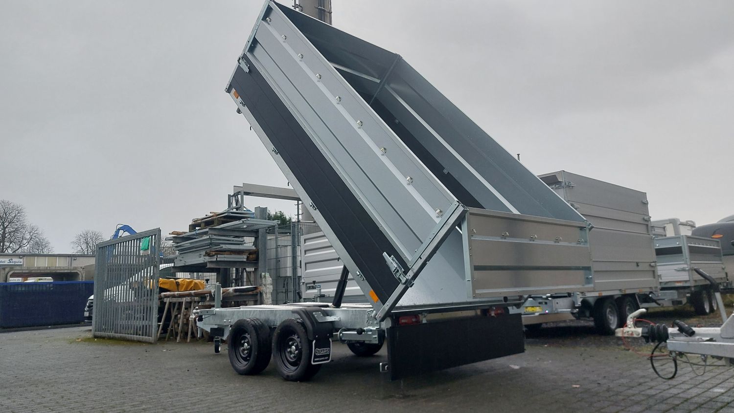 2700 kg | 306 x 170 x 35 cm | Dreiseitenkipper | Elektro und Nothandpumpe | Black | Rampen und Stützen | Blechaufsatz| Saris