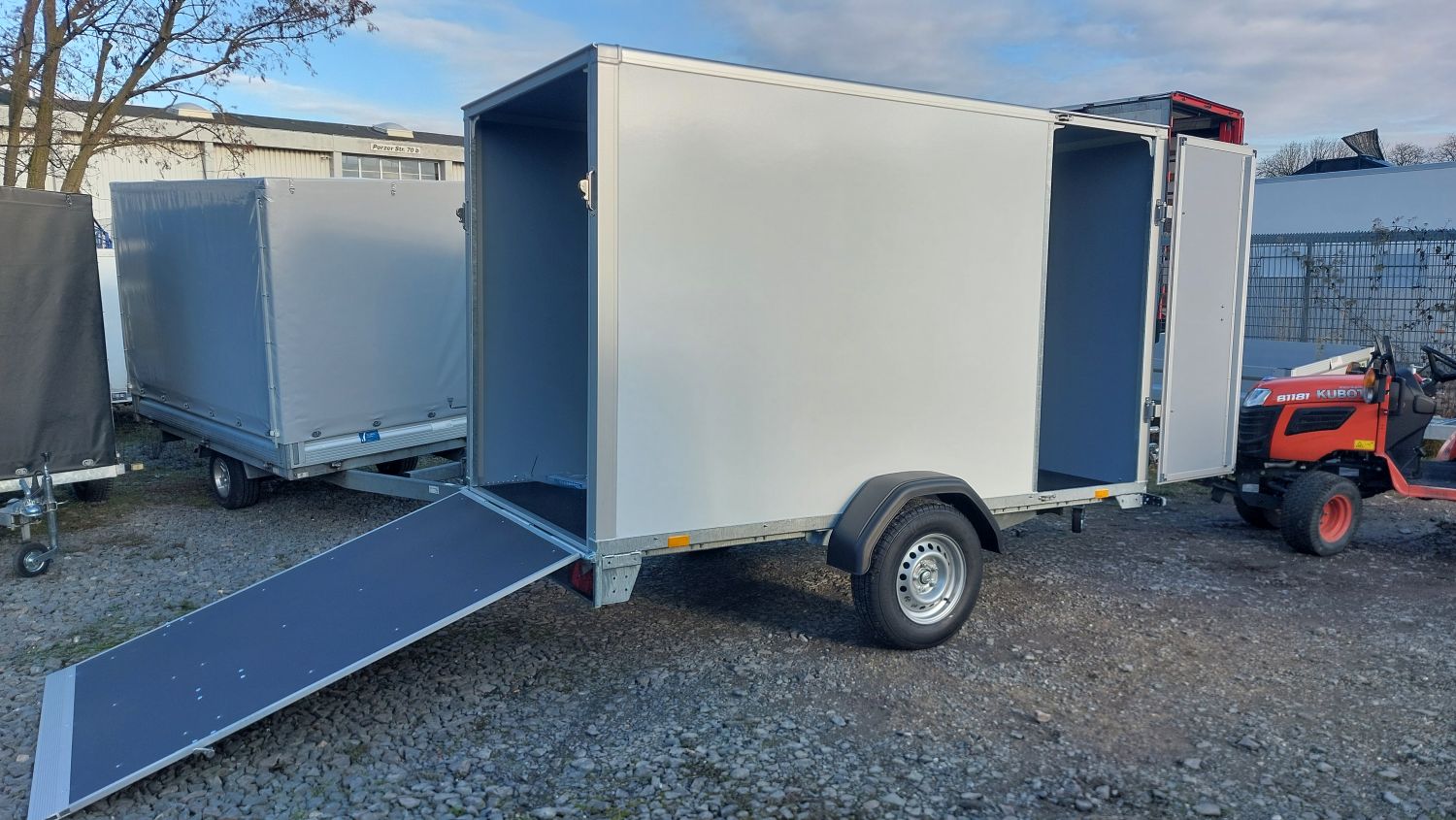 1500 kg | 306 x 184 x 180 cm | Koffer | Auffahrklappe | Seitentür| Saris