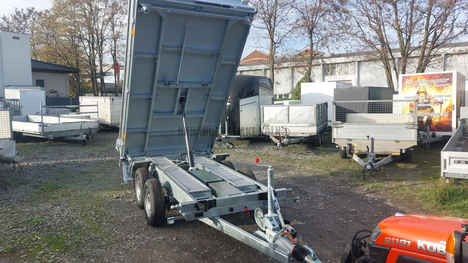 3500 kg | 310 x 176 x 40 cm | Elektro und Nothandpumpe | doppelwandige Stahlbordwände | Rampen und Stützen |Saris