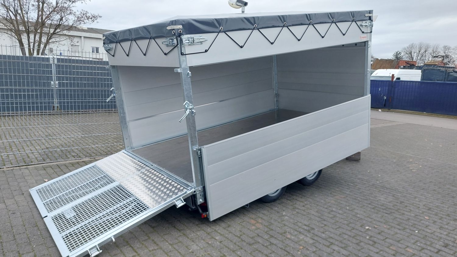 3000 kg | 309 x 183 x 160 cm | Hinterkipper + Maschinentrans. | Elektro und Nothandpumpe | extra hohe Aufsatzbordwände| Flachplane | Twintrailer